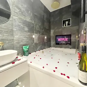 Coastline Retreats - Cloud9: Luxury Garden Flat With Modern Amenities Bournemouth